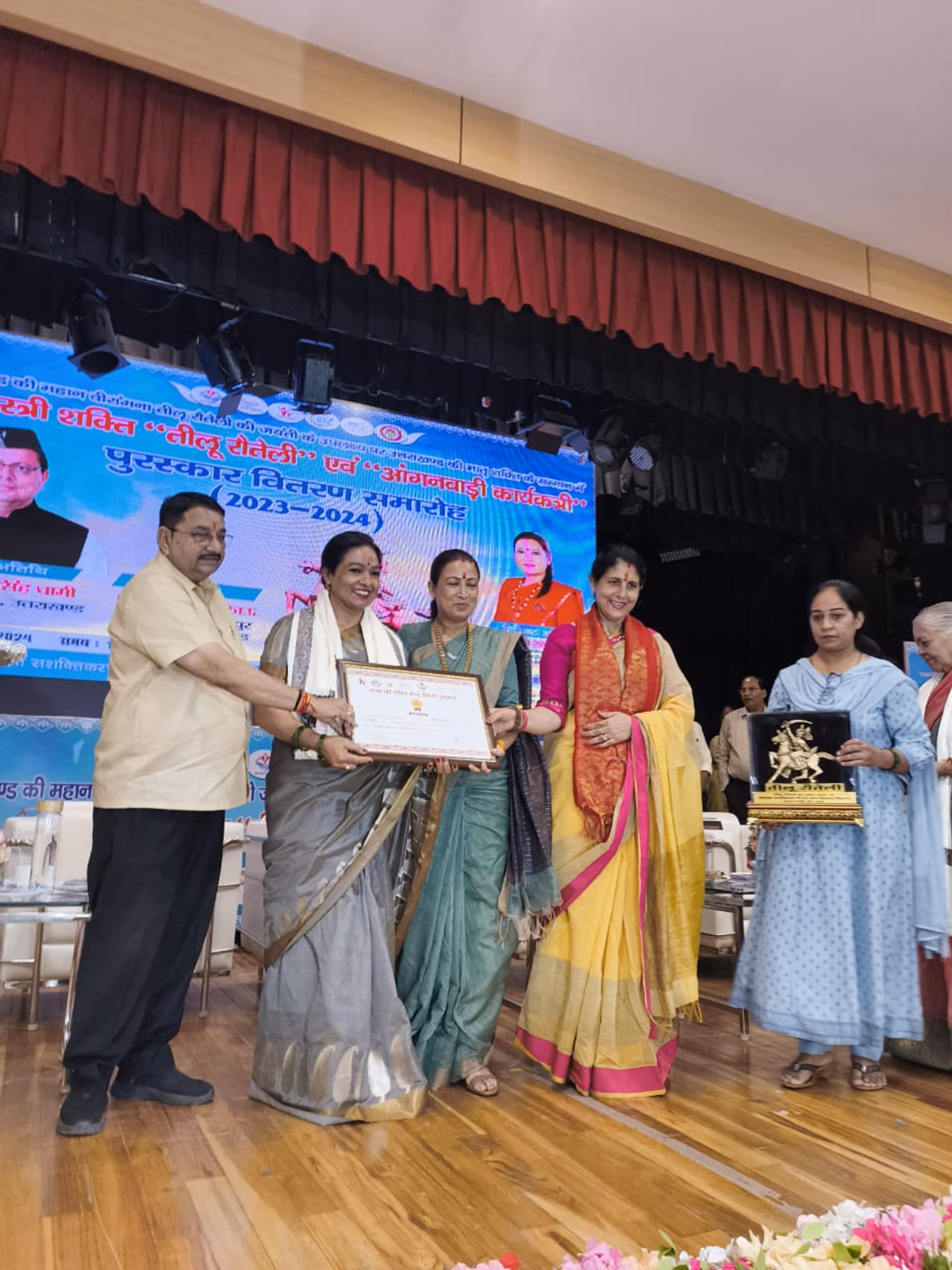 Sports minister Rekha Arya giving Tilu rauteli award
