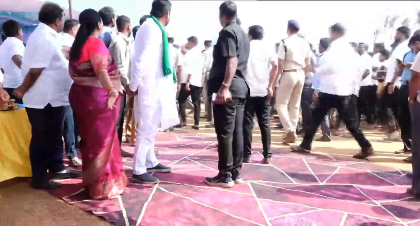 Congress workers disrupt railway overbridge foundation ceremony in  Karnataka; chairs hurled at MoS Somanna