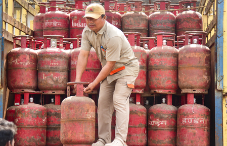 Over 51 lakh LPG cylinders delivered in a day, no dry-out at gas agencies: Centre
