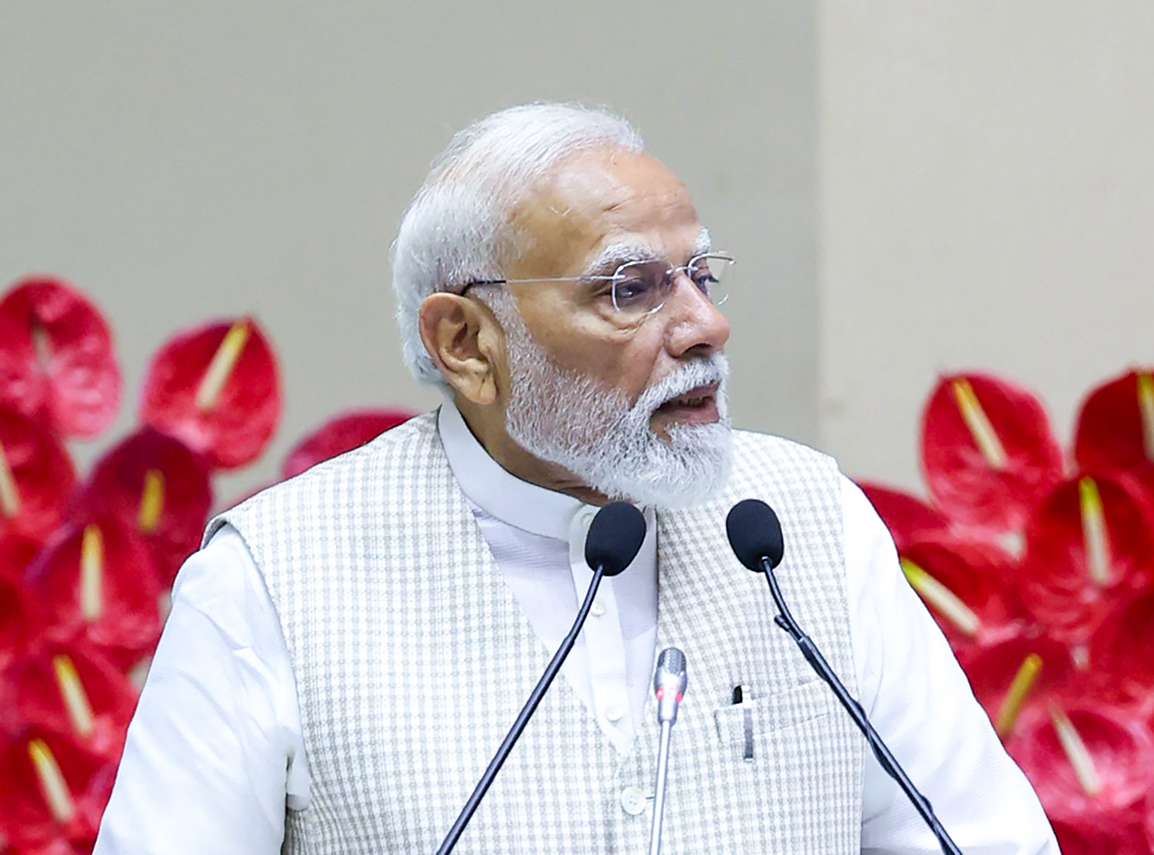 PM मोदी कर्नाटक पहुंचे, मुख्यमंत्री सिद्धारमैया ने उनका गर्मजोशी से स्वागत किया। 2 PM Modi to visit Karnataka's Adichunchanagiri today; CM Siddaramaiah to receive him (Ld)